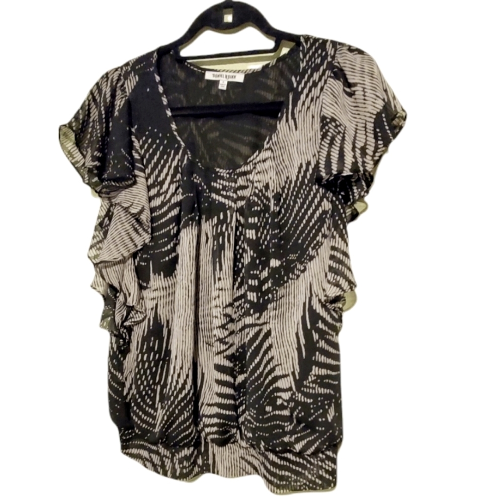 Daniel Rainn flouncy Black & Gray abstract pattern top.